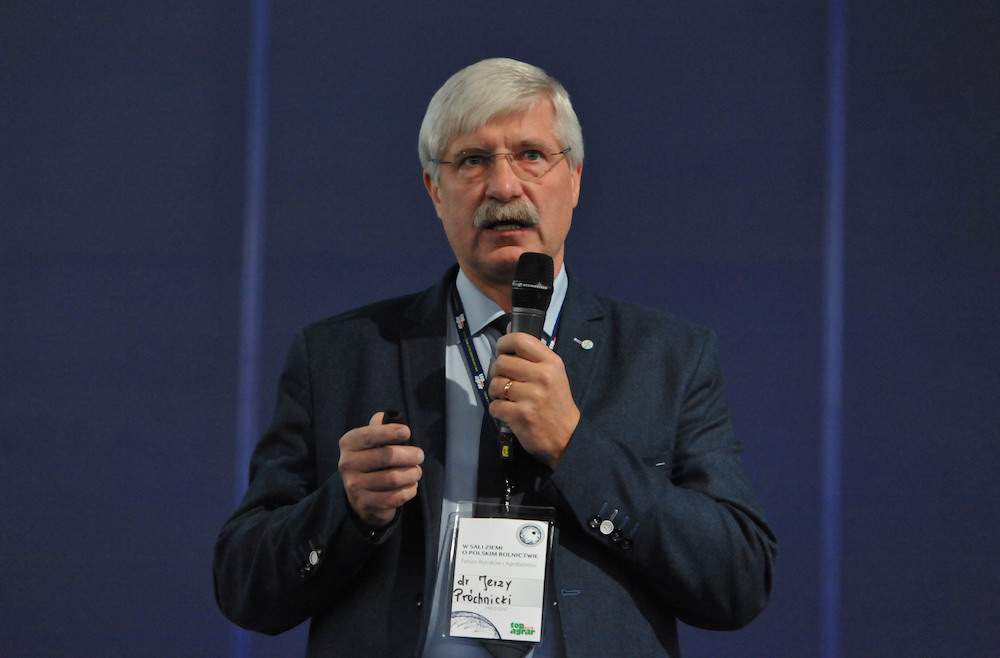 Dr Jerzy Próchnicki z firmy Bayer podczas prelekcji na Forum rolników i agrobiznesu.