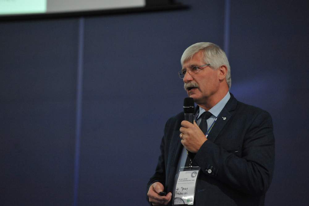 Dr Jerzy Próchnicki z firmy Bayer podczas prelekcji na Forum rolników i agrobiznesu.