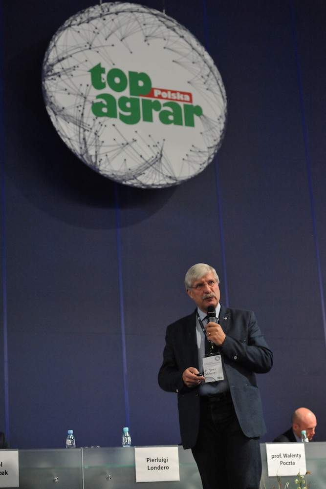Dr Jerzy Próchnicki z firmy Bayer podczas prelekcji na Forum rolników i agrobiznesu.