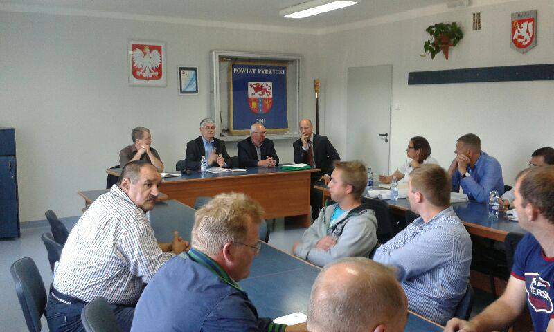 W Starostwie Powiatowym w Pyrzycach trwa spotkanie przedstawicieli ANR i rolników walczących o uprawę roli.