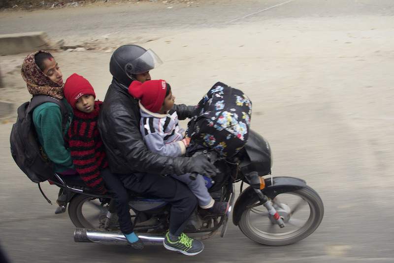 Wiele indyjskich rodzin własnie w ten sposób podróżuje do pracy i szkoły.