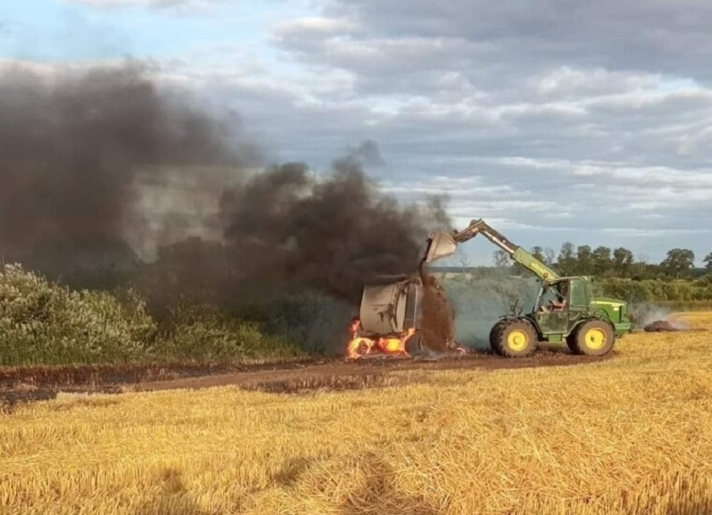 Rolnik w Gnuszynie przystąpił do akcji gaśniczej, posypując płonącą prasę ziemią