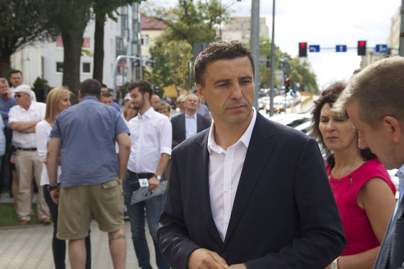 Pikietujących wsparcł poseł Jarosław Sachajko (KUKIZ'15).