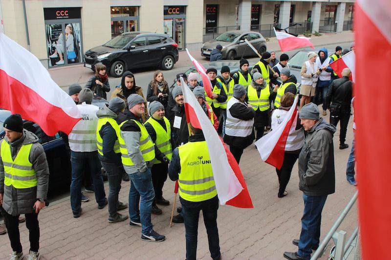 Pikieta pod Sądem Rejonowym w Białej Podlaskiej. Rozprawa rolników blokujących ubój zdrowych świń w Dawidach.