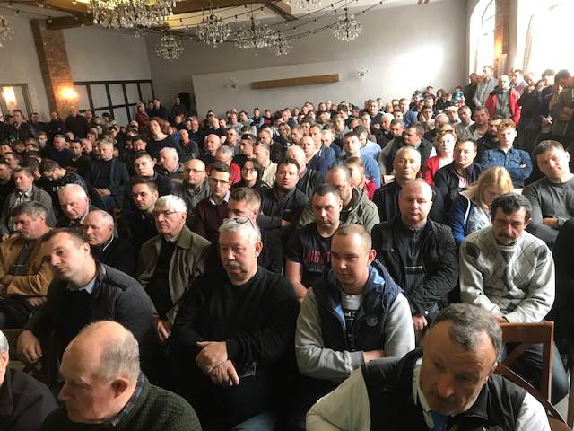 Sala konferencyjna w Młodzikowie wypełniła się po brzegi.