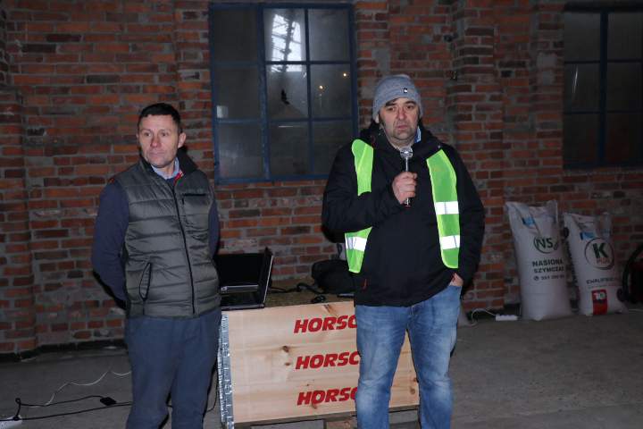Spotkanie odbyło sie w gospodarstwie nasinnym Roberta Szymczaka (z prawej), Tomasz Towpik z firmy Horsch na zdjęciu z lewej strony.