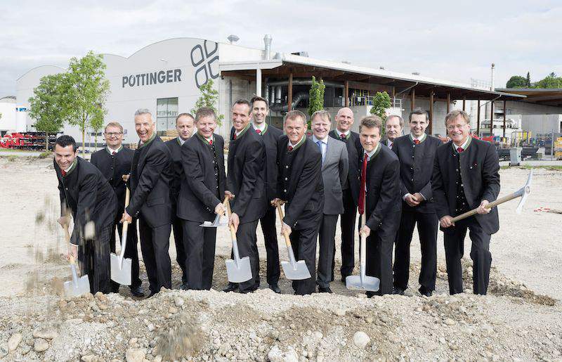 23 maja kierownictwo firmy Pöttinger wmurowało kamień węgielny po dalszą rozbudowę fabryki w Grieskirchen.