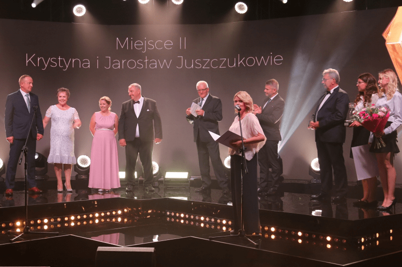 Laureaci I i II miejsca w kategorii gospodarstwo średnie (od lewej): Krystyna i Jarosław Juszczukowie oraz Elżbieta i Robert Kryńscy