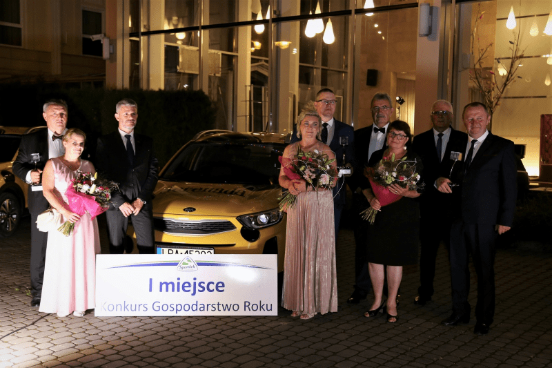 Laureaci konkursu Gospodarstwo Roku 2020 z zarządem SM Spomlek i jednym z trzech samochodów, które stanowiły nagrody główne
