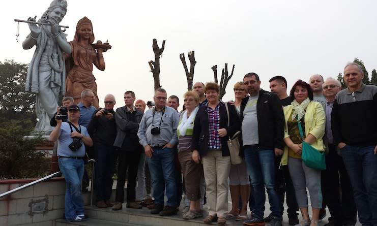 Nasz grupa przed posągami wcieleń Kriszny w Świątyni Siwy.