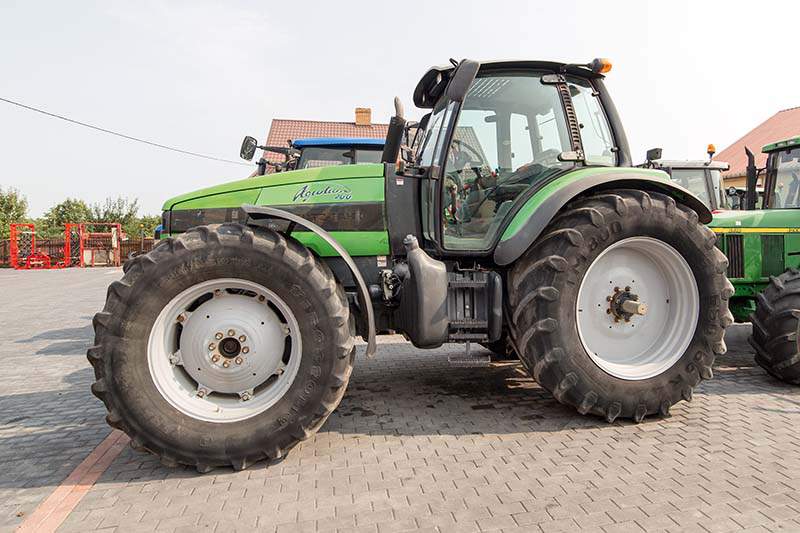 Rolnicy cenią modele Deutz-Fahr za elastyczność silnika i funkcjonalność oraz zwrotność, a także  agregatowanie układu zawieszenia narzędzi. Dobrze wypada zużycie paliwa w pracach polowych, bo plasuje traktory Deutz-Fahr na 2. miejscu wśród pokazanych tu