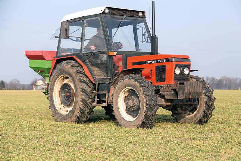 Użytkownikom Zetorów najbardziej podoba się elastyczność silników. Nieco gorzej ocenili rolnicy agregatowanie układu zawieszenia narzędzi i funkcjonalność ciągników. Nie zachwyca zwrotność traktorów tej marki i zużycie paliwa podczas prac polowych.
