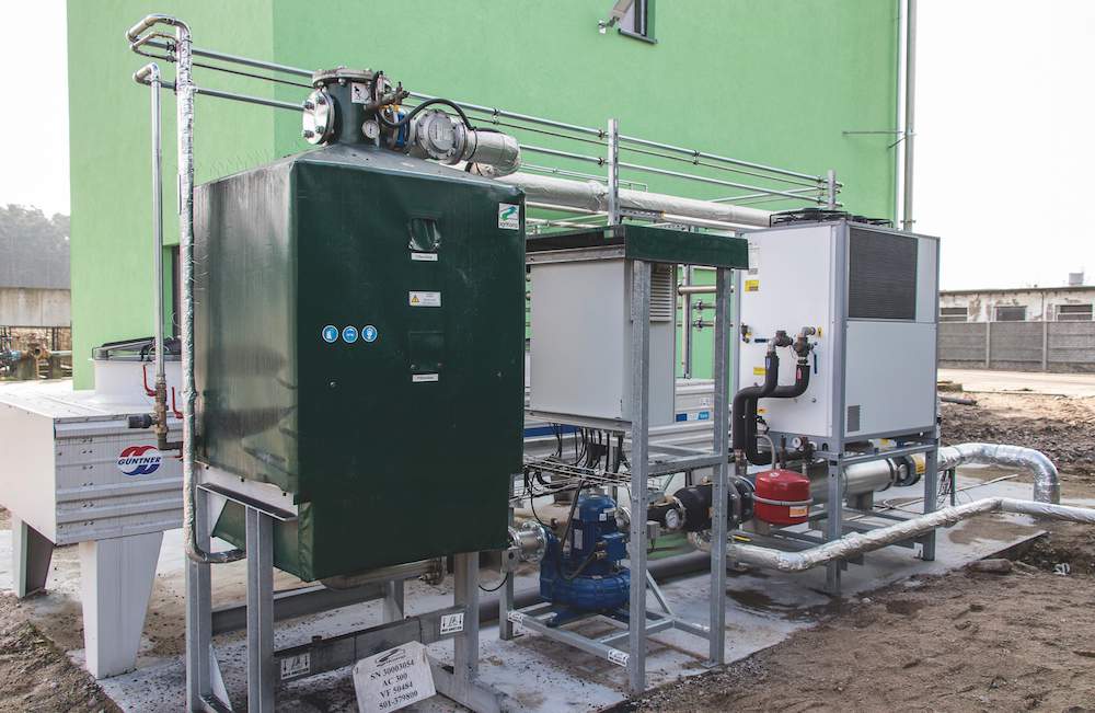 Drugi etap uzdatniania biogazu: filtr węglowy z lewej i tzw. chiller do wytrącania resztek pary wodnej z prawej strony.
