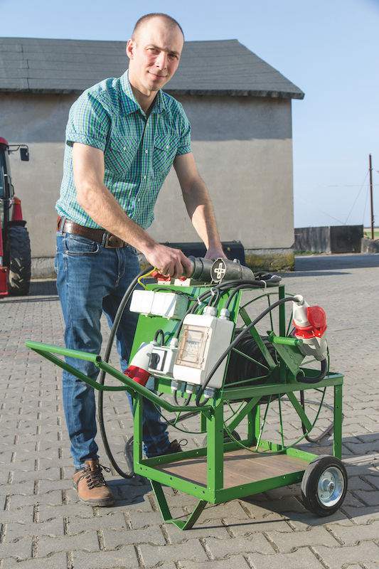 Mobilna rozdzielnia prądu z przedłużaczem.