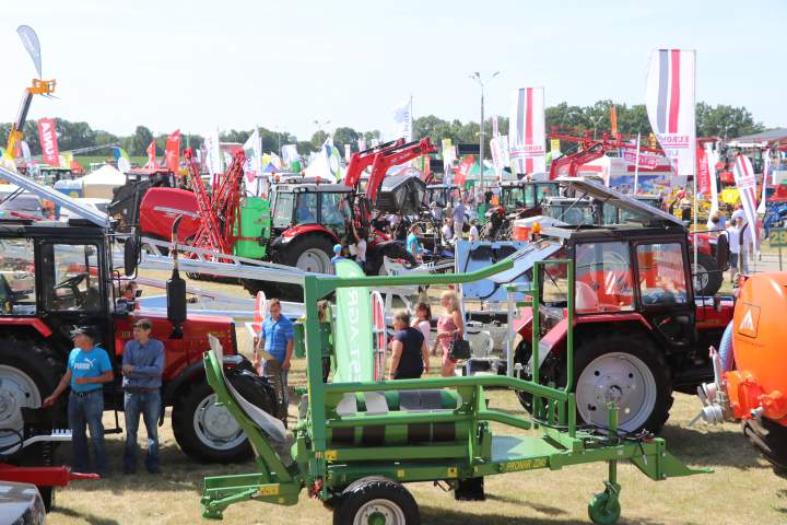 Największą część targów w Minikowie stanowi wystawa maszyn rolniczych.