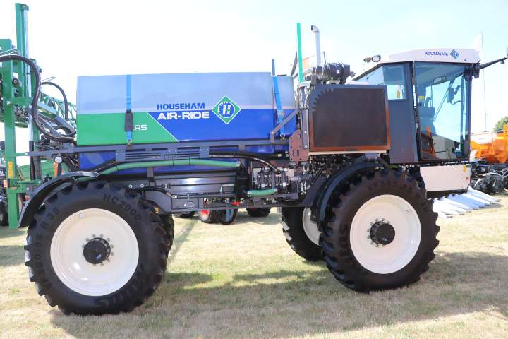 Samojezdny opryskiwacz na stosiku firmy Agro-Land.
