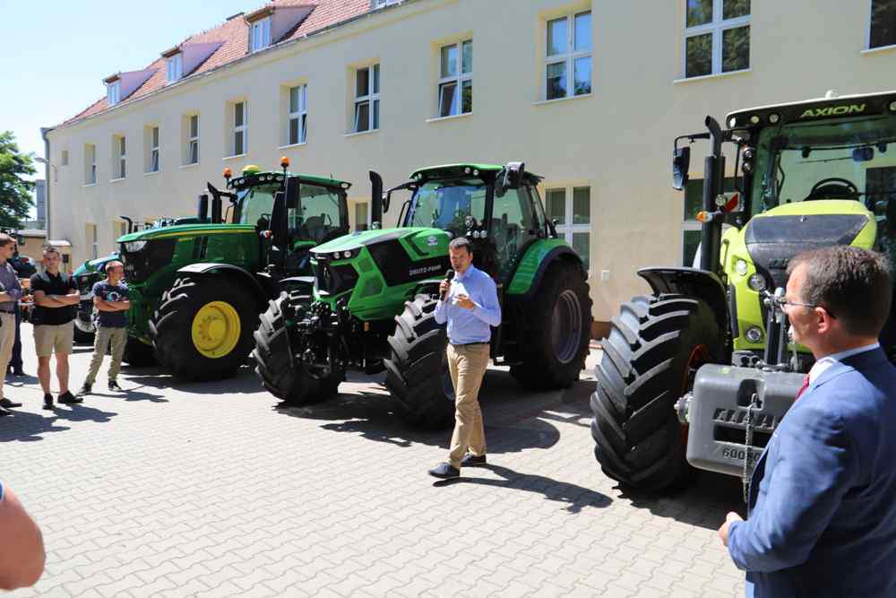 Prezentacja ciągników i maszyn rolniczych na dziedzińcu Instytutu Inżynierii Biosystemów