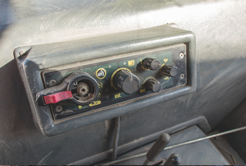 W ciągnikach z ostatnich lat można spotkać elektronicznie sterowany podnośnik hydrauliczny. Dostawcą podzespołu była firma Bosch.