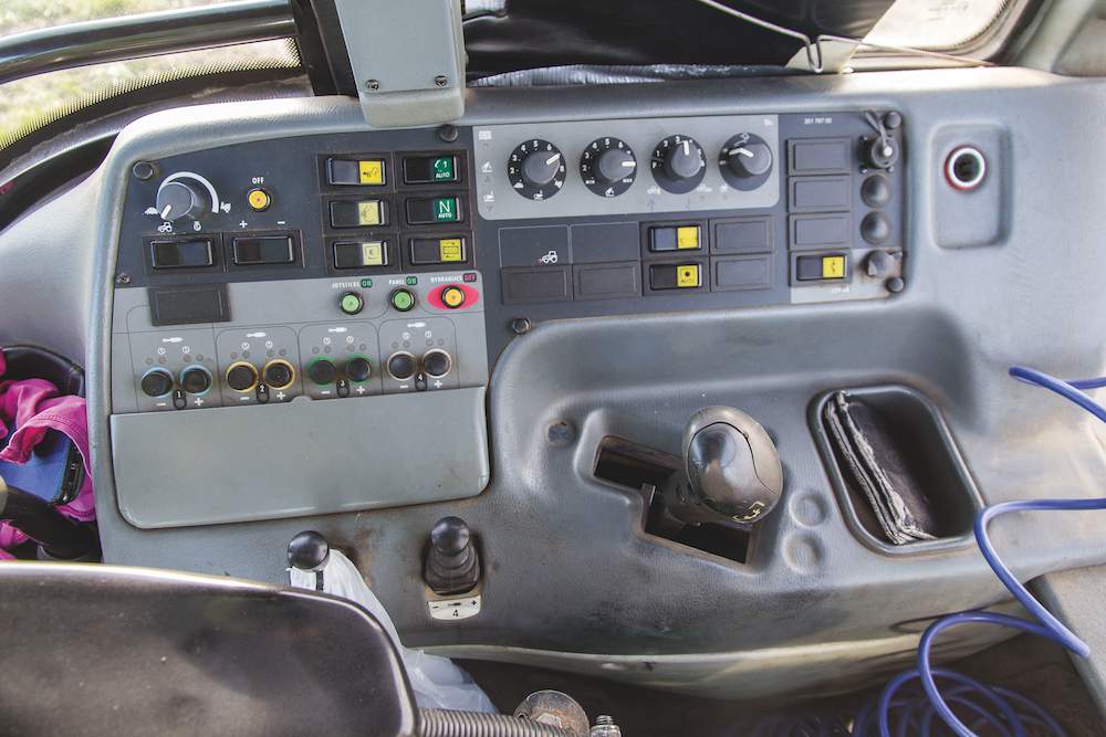 Pierwsze model serii T można było wyposażyć w elektroniczne sterowanie hydrauliki zewnętrznej, dzięki czemu można regulować czas oraz przepływ oleju.