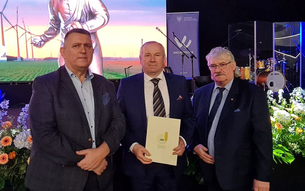 Finaliści konkursu "Wielkopolski Rolnik Roku 2022" z prezesem WIR Piotrem Walkowskim i wiceprezesem WIR Zbigniewem Stajkowskim.