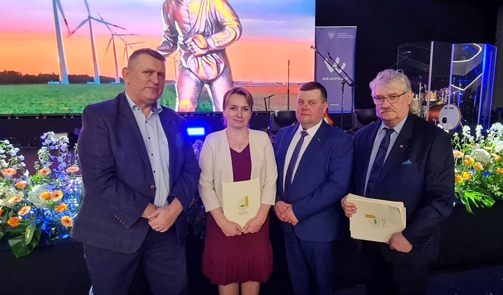 Finaliści konkursu "Wielkopolski Rolnik Roku 2022" z prezesem WIR Piotrem Walkowskim i wiceprezesem WIR Zbigniewem Stajkowskim.
