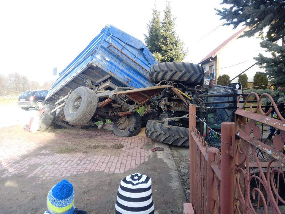 Ciągnik rolniczy zderzył się z ciężarówką.