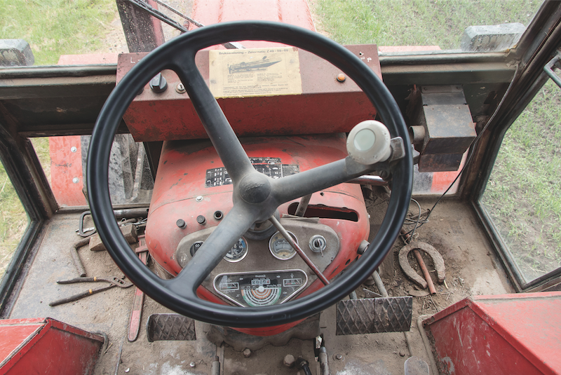 Zetory 7711 to ciekawa konstrukcja. W traktorze zastosowano mocniejszy silnik i tarczowe hamulce.