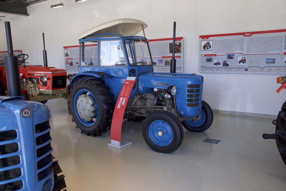 Historyczne modele modele ciągników Zetor prezentowane w przyfabrycznym muzeum w Brnie.