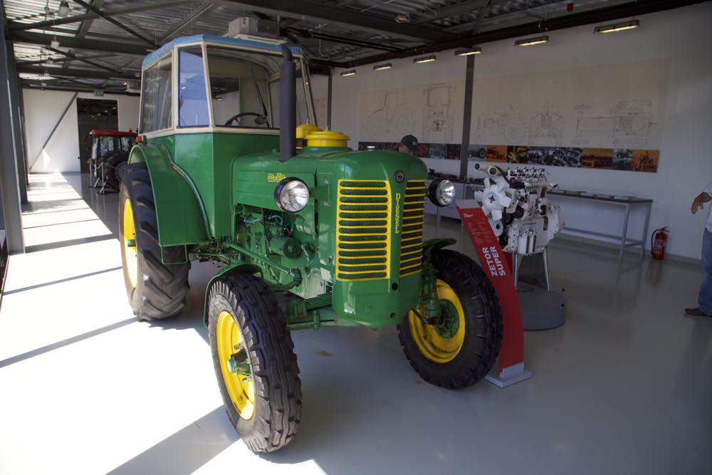 Historyczne modele modele ciągników Zetor prezentowane w przyfabrycznym muzeum w Brnie.