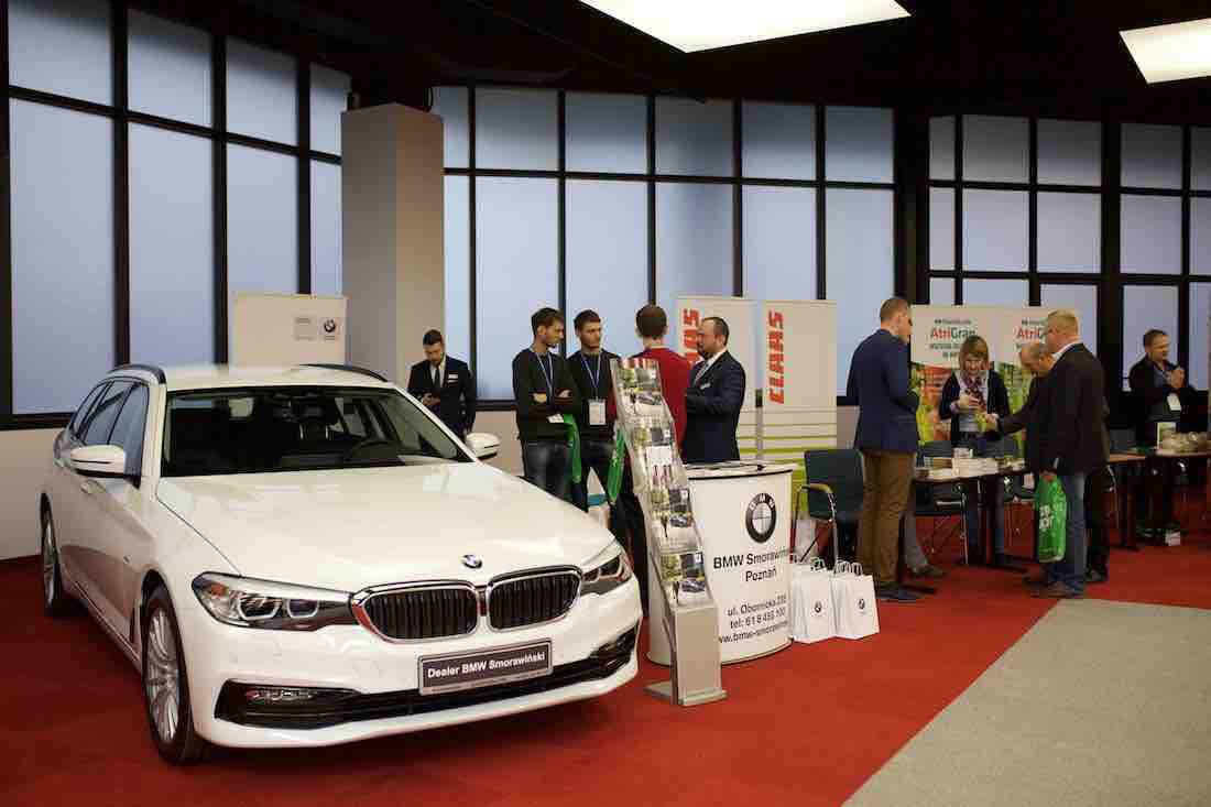 Stoiska firm z branży rolniczej - partnerów i sponsorów Forum.