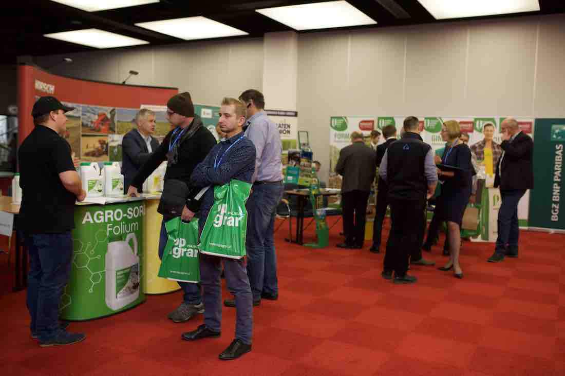 Stoiska firm z branży rolniczej - partnerów i sponsorów Forum.