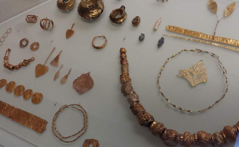 Te złote cuda na zdjęciu to skarby, jakie wydobyto z eksploracji pałacu w Knossos na Krecie (kultura minojskia, ok. 4 tys. lat temu). 