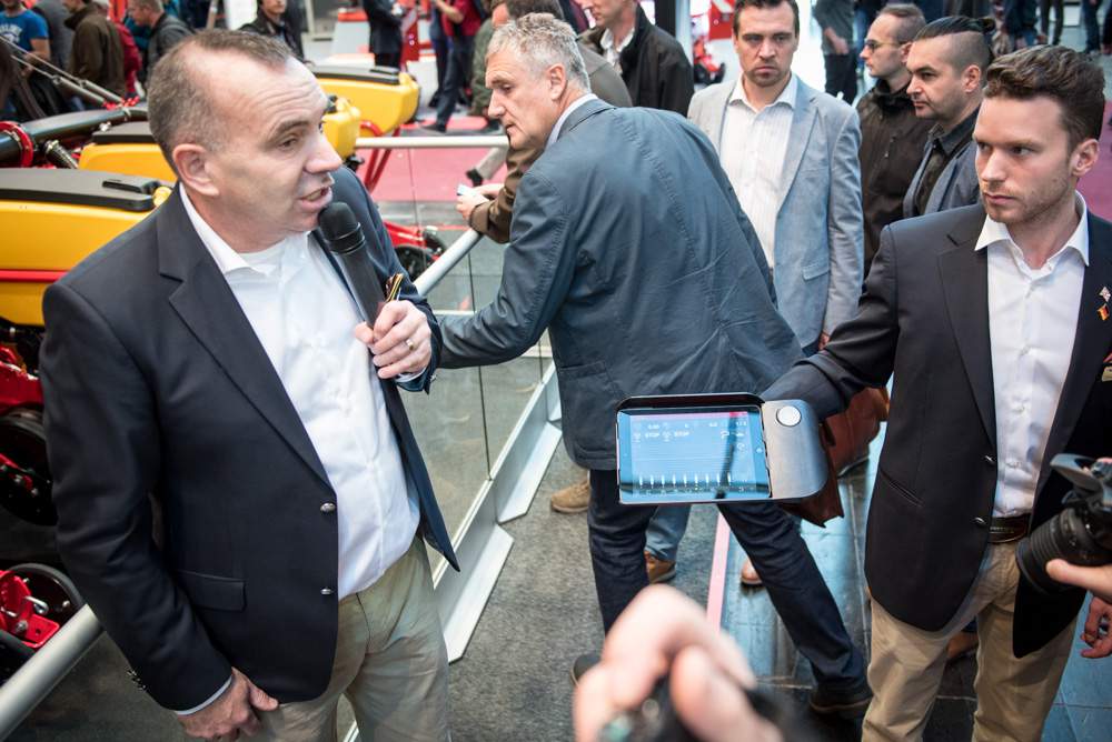 WideLining automatycznie zmieni rozstawę sekcji w siewniku punktowym Väderstad.