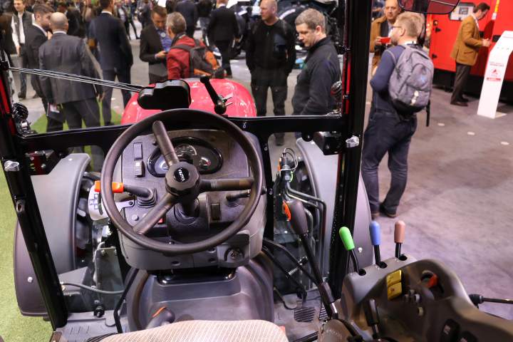 Na Agritechnice Valtra pokazała wąskie ciągniki serii F do pracy w sadzie i winnicach