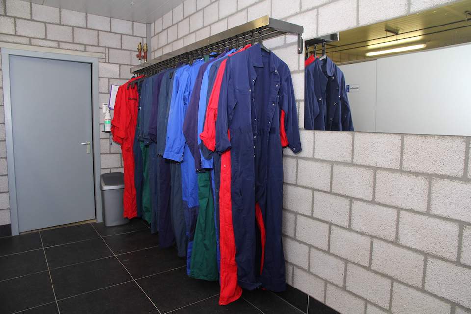Ferma „Tojapigs” – Wszyscy wchodzący do fermy muszą przebrać się w odzież fermową i zadeklarować 48-godzinną kwarantannę.