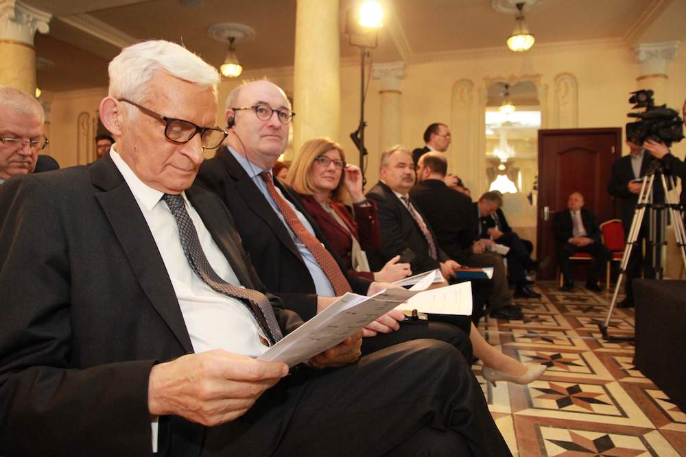 Jerzy Buzek i Phil Hogan podczas dyskusji.