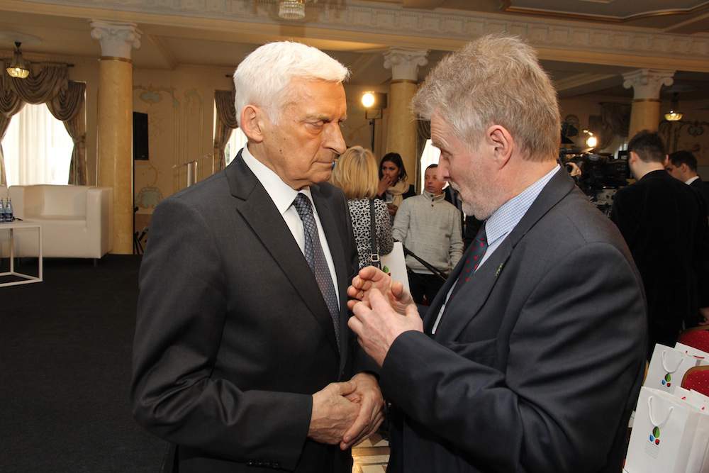 Rozmowy w kuluarach.