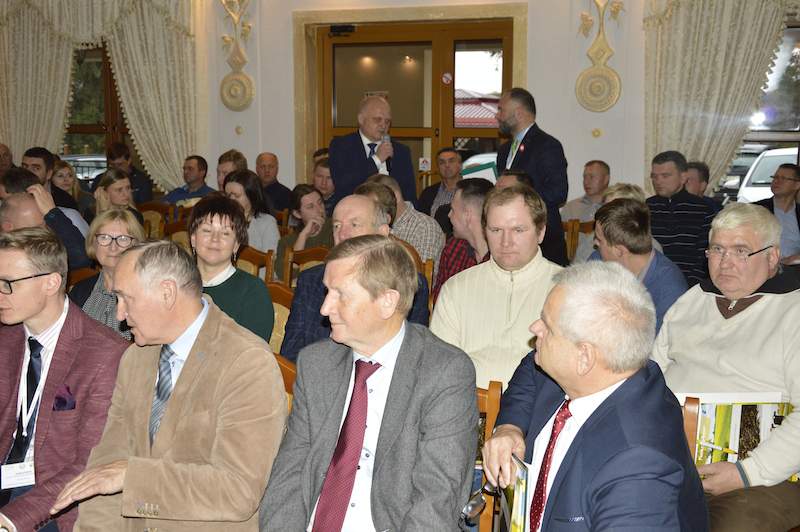 Dyskusja na sali w Jędrusiowej Dolinie