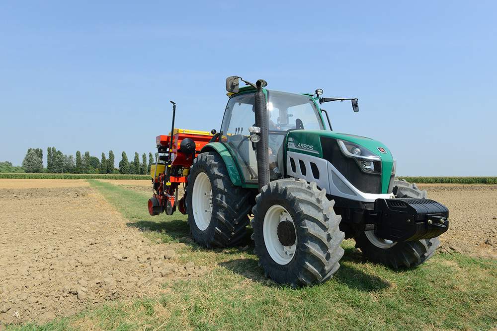 Chińska firma produkuje rocznie ok. 100 000 traktorów.