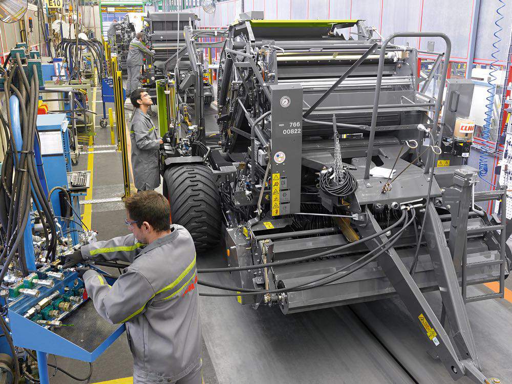 Firma Claas 20 kwietnia ponownie uruchomiła seryjną produkcję maszyn żniwnych i ciągników w zakładach w Harsewinkel (Niemcy), Le Mans (Francja) i Törökszentmiklós (Węgry). Kilka dni później wznowiono produkcję pras w Metz (Francja).