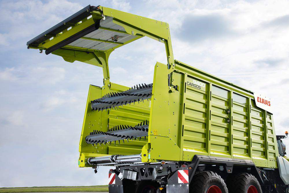 Nowa przyczepa objętościowa Claas Cargos z systemem TIM Speed Control, nowymi kurtynami do zabezpieczania ładunku, ogumieniem i adapterem rozrzucającym zieloną masę.