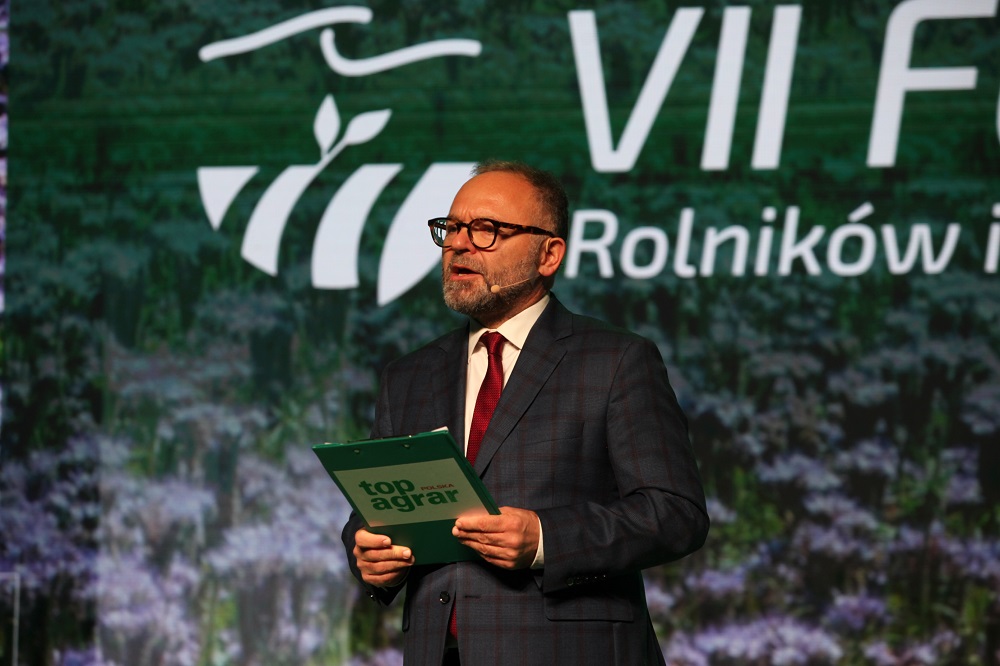 Redaktor naczelny top agrar Polska Karol Bujoczek wita wszystkich przybyłych na VII Forum Rolników i Agrobiznesu