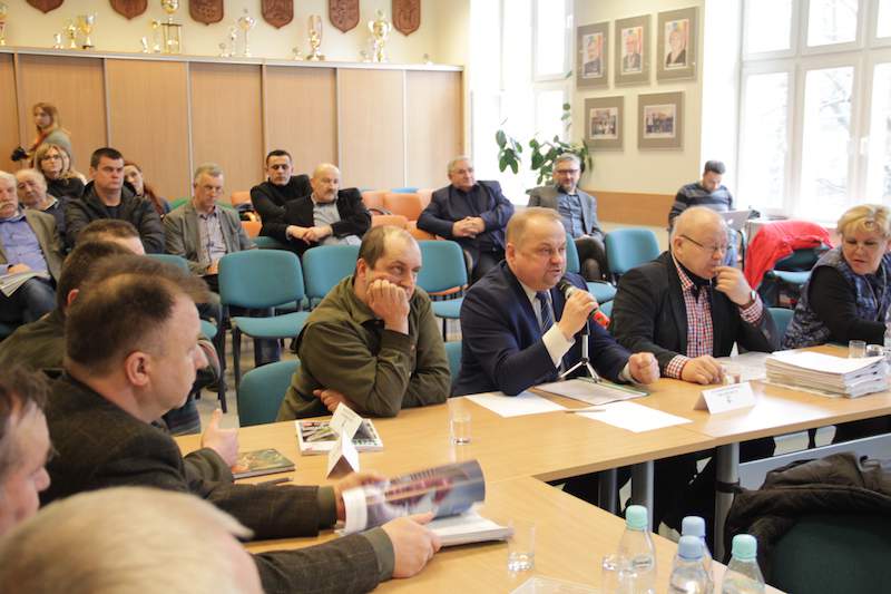 W sali sesyjnej Starostwa Powiatowego w Gryfinie zasiedli rolnicy i przedstawiciele kół łowieckich.