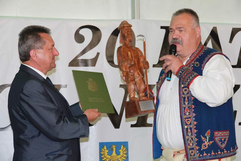 Od przedstawicieli Małopolskiej Izby Rolniczej Opolscy rolnicy otrzymali figurkę żniwiarza. 