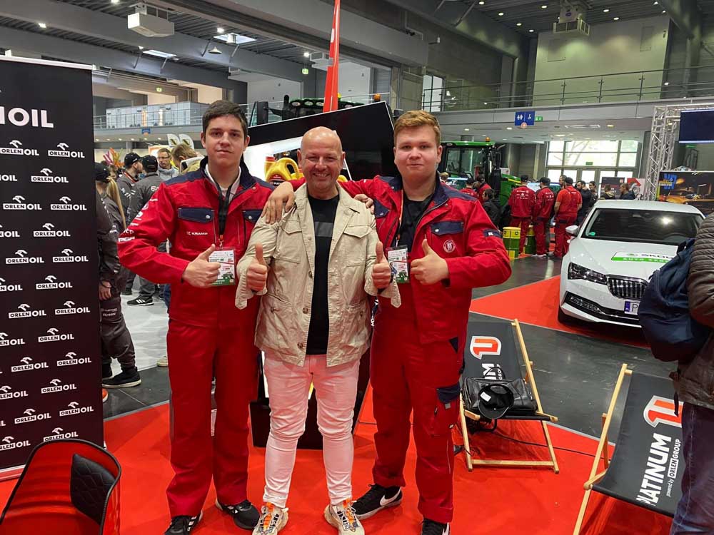 Laureaci Mistrzostw Młodych Mechaników Maszyn Rolniczych z Grzegorzem Dudą - ambasadorem mistrzostw.