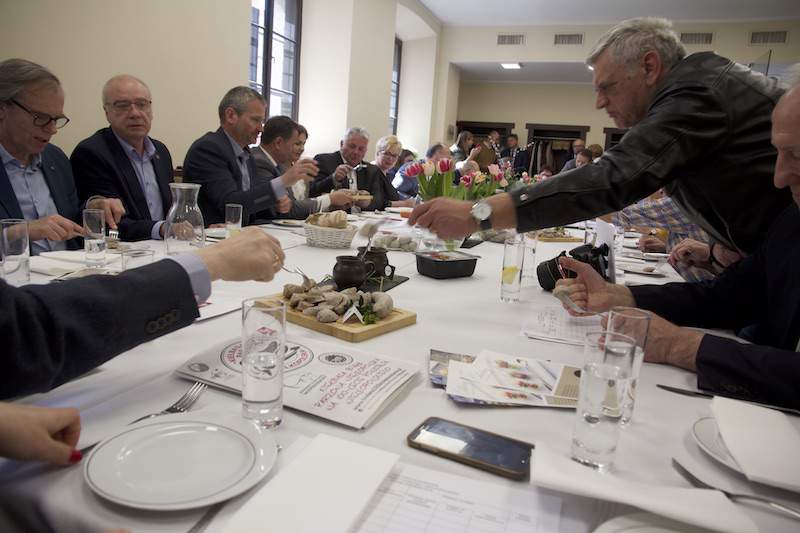 W ramach promocji kiełbasy białej, parzonej, wielkopolskiej zorganizowano w Poznaniu na Starym Rynku ocenę degustacyjną tego regionalnego przysmaku wielkopolskiego, będącego symbolem poznańskiego stołu wielkanocnego.