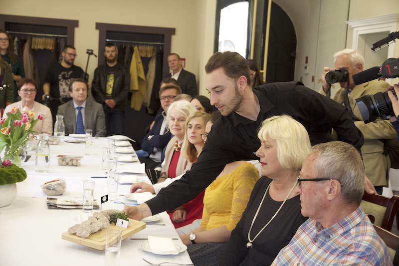 Kiełbasy podawane na zimno oraz na ciepło oceniało kilkadziesiąt osób. Jury brało pod uwagę wrażenie ogólne wyglądu zewnętrznego, wygląd na przekroju oraz ocenę organoleptyczną wszystkich wyrobów.