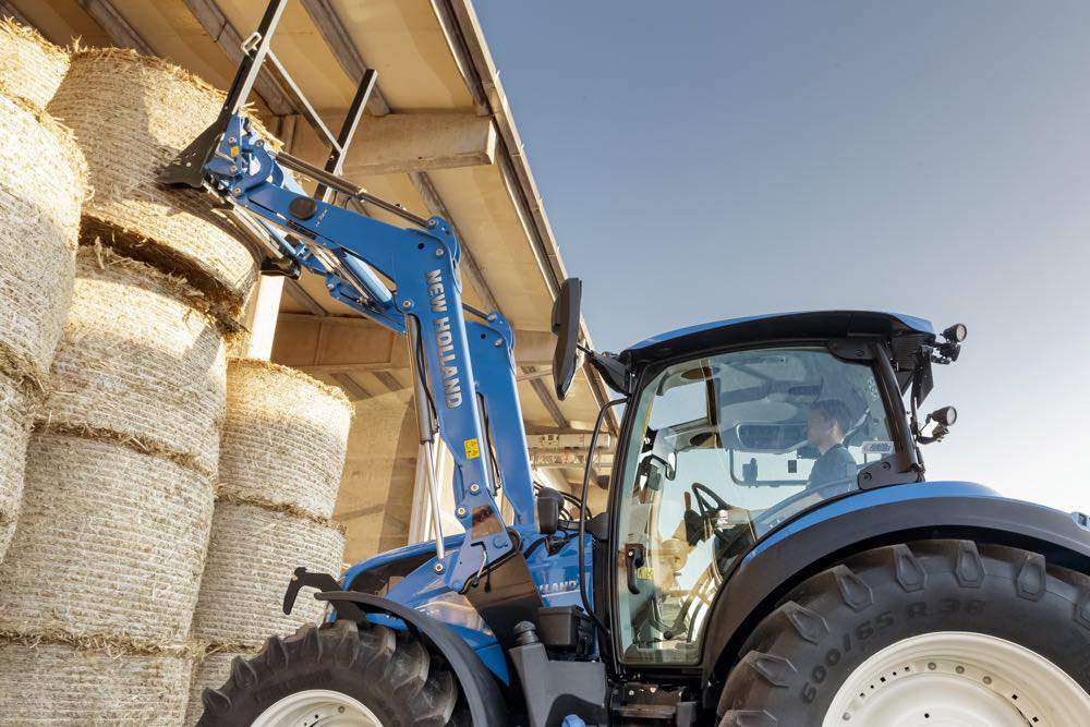 New Holland w nowej gamie ciągników T5 Dynamic Command jako jeden z nadrzędnych celów pozostawił utrzymanie zwrotności, by traktor mógł pracować zarówno z ładowaczem czołowym, jak również odpowiadać za transport, czy napędzając maszyny wykorzystujące WOM,