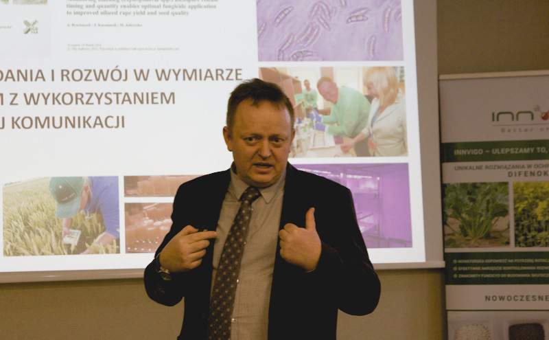 Andrzej Brachaczek z firmy Innvigo w wykładzie o odpornej na herbicydy miotle zbożowej.