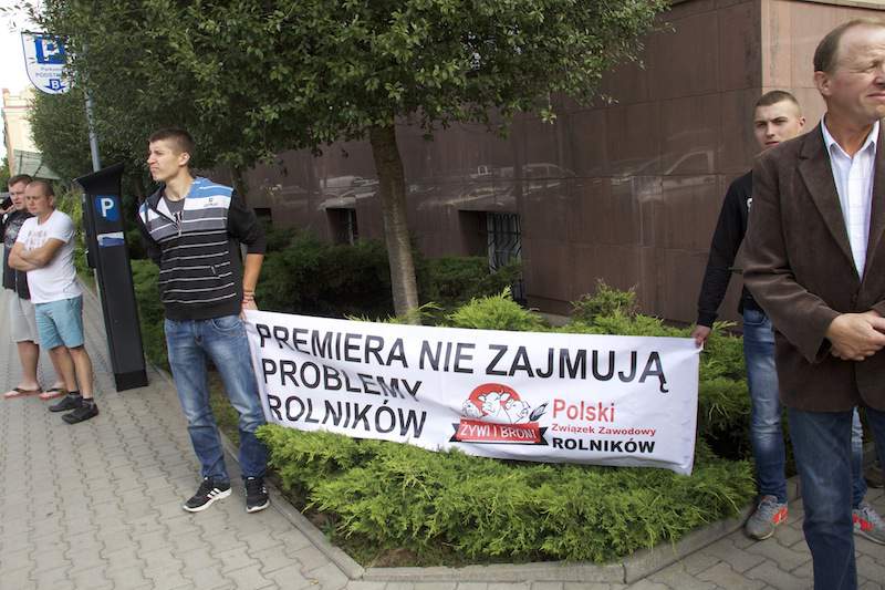 Kilkadziesięciu producentów wieprzowiny z woj. podlaskiego i mazowieckiego pikietowało przed siedzibą Urzędu Wojewódzkiego w Białymstoku.